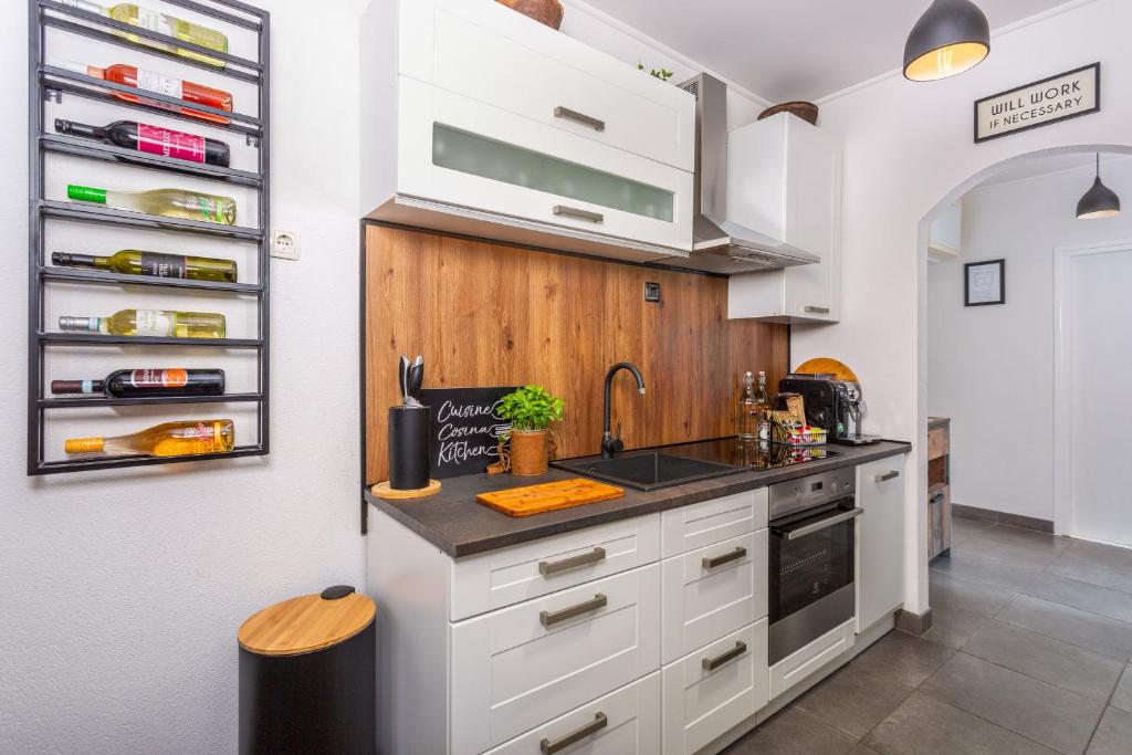 Kitchen & dining — photo 5 at CAROVO 7 apartment